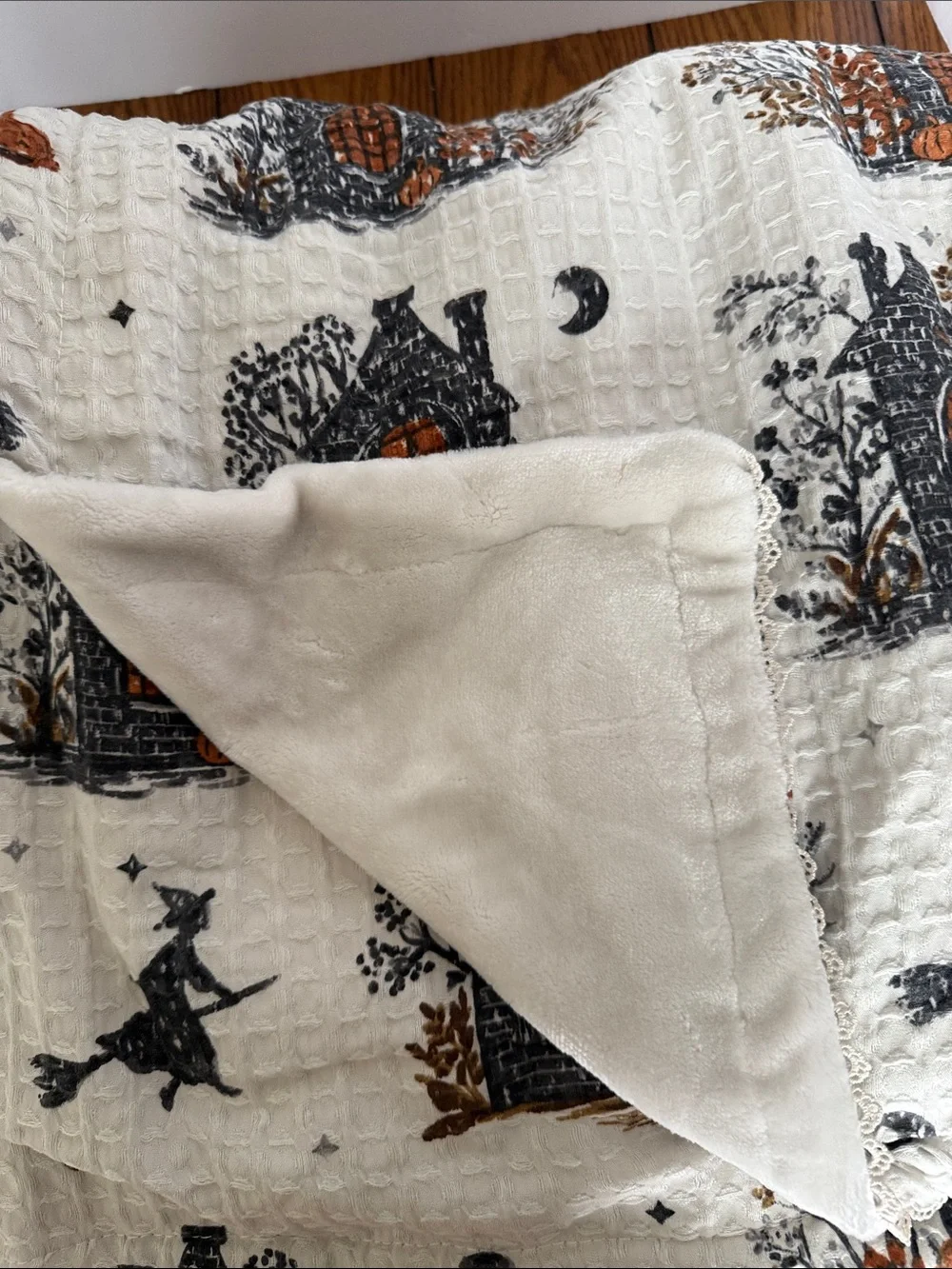 Envogue Halloween Cottage Waffle Gauze Throw in Cream, Brown and Black